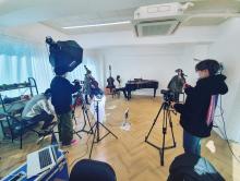 Mikyung Sung grabando el episodio "En el instrumento" en Studio Atmos